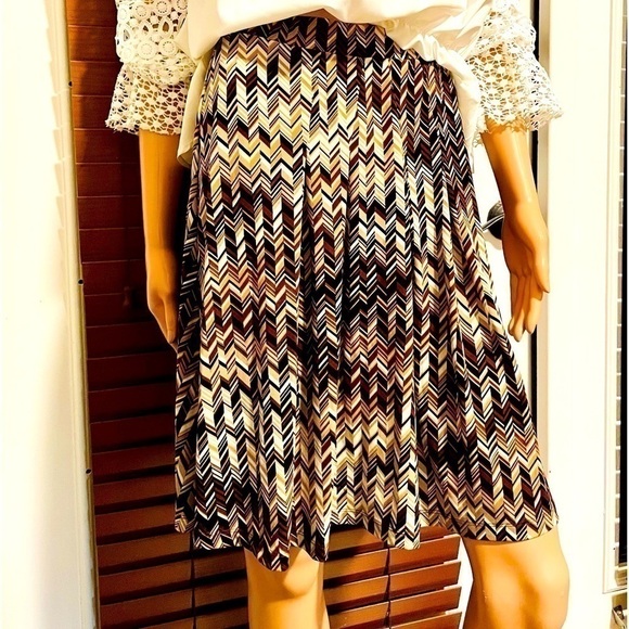 NWOT New York & Co. Poly/Spandex Skirt. Size XS, Knee-Length. - Picture 3 of 5